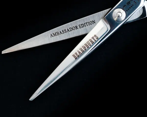 Tijeras de peluquería profesional, perfectas para un corte de pelo hombre a tijera impecable. "Ambassador Edition" y "BEARDBURYS" grabados.