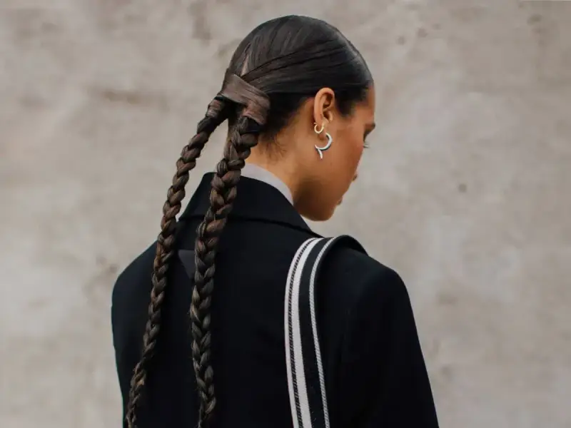 Peinados con coleta alta y trenza, un estilo moderno y elegante.